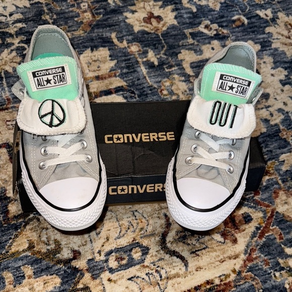💥Converse Chuck Taylor Women’s Gray All Star Sneakers Shoes PEACE OUT ✌️ - Picture 2 of 15